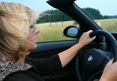 Frau fährt Auto - Autoversicherung Kosten